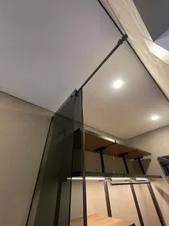 Стильный натяжной потолок